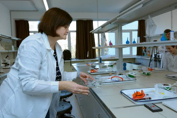 大学の化学研究室 仕事の準備 女性研究室の助手が研究室の備品をベンチに置く 2018年11月29日 ウクライナのキエフ — ストック写真