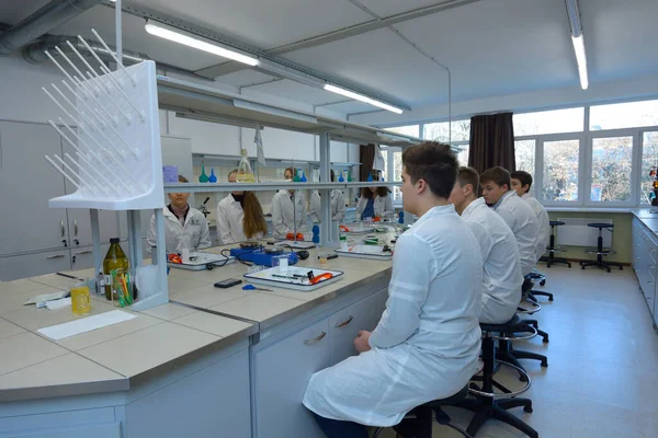 Szkolnym Laboratorium Chemicznym Uczniowie Siedzący Przed Pracownikami Czekający Rozpoczęcie Lekcji — Zdjęcie stockowe