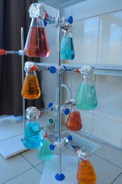 Flacons Avec Des Liquides Colorés Intérieur Mis Dans Stand Laboratoire — Photo