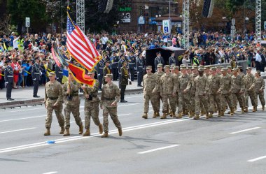 Ukrayna 'nın Bağımsızlık Günü' ne adanmış askeri geçit töreninde Amerikan askerleri ve subayları bayrak sallıyor. 24 Ağustos 2017. Kiev, Ukrayna