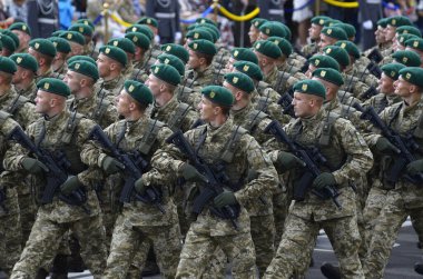 Ukrayna Bağımsızlık Günü 'ne adanmış askeri geçit töreninde bir meydanda yürüyen sınır muhafızları. 24 Ağustos 2017. Kiev, Ukrayna