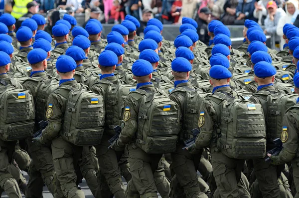 Żołnierze Maszerują Plac Podczas Parady Wojskowej Poświęconej Dniu Niepodległości Ukrainy — Zdjęcie stockowe