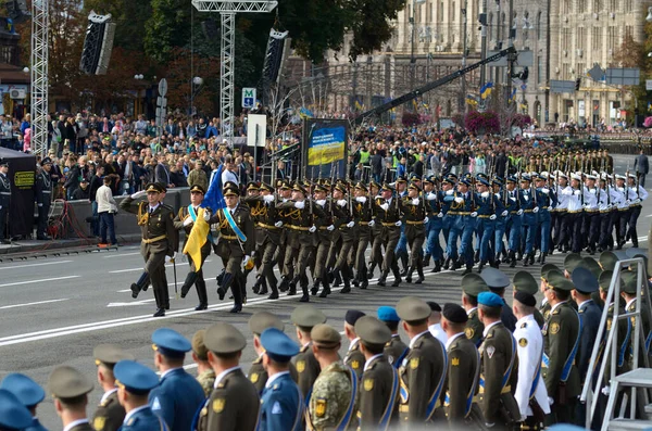 Офіцери Повному Одязі Марширують Площі Військовий Парад Присвячений Дню Незалежності — стокове фото