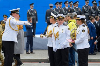 Kızgın kadın şef bando şefi onlara emir veren yüksek rütbeli bir orkestradan müzisyenlere bağırıyor. Ukrayna 'nın Bağımsızlık Günü' ne adanmış geçit töreni. 24 Ağustos 2017. Kyiv, Ukrayna