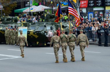 Ukrayna 'nın Bağımsızlık Günü' ne adanmış askeri geçit töreninde Amerikan askerleri ve subayları bayrak sallıyor. 24 Ağustos 2017. Kyiv, Ukrayna