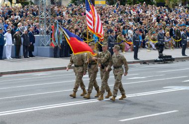 Ukrayna 'nın Bağımsızlık Günü' ne adanmış askeri geçit töreninde Amerikan askerleri ve subayları bayrak sallıyor. 24 Ağustos 2017. Kyiv, Ukrayna