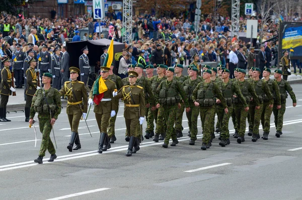 Ukrainische Militärs Offiziere Mit Wehender Fahne Marschieren Auf Einem Platz — Stockfoto