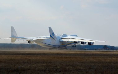 Uçak kargo uçağı Antonov 225 Mriya ilk ticari uçuşu olan Hostomel havaalanından kalkıyor. 2022 'de Rusya ordusu tarafından yok edildi. 3 Nisan 2018. Hostomel, Ukrayna