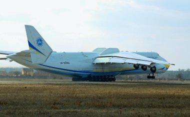 Uçak kargo uçağı Antonov 225 Mriya ilk ticari uçuşu olan Hostomel havaalanından kalkıyor. 2022 'de Rusya ordusu tarafından yok edildi. 3 Nisan 2018. Hostomel, Ukrayna