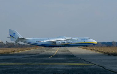 Uçak kargo uçağı Antonov 225 Mriya ilk ticari uçuşu olan Hostomel havaalanından kalkıyor. 2022 'de Rusya ordusu tarafından yok edildi. 3 Nisan 2018. Hostomel, Ukrayna
