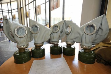 Tahta bir sandığa yerleştirilmiş Ukrayna gaz maskeleri..