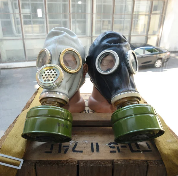Feito Ucrânia Máscaras Gás Colocadas Uma Caixa Madeira — Fotografia de Stock