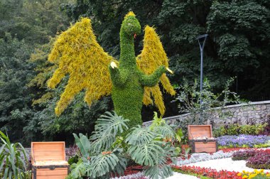 Singing Field belediye parkında çiçek yerleştirme seti. 18 Ağustos 2018. Kyiv, Ukrayna