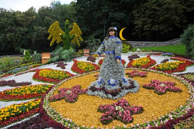 Singing Field belediye parkında çiçek yerleştirme seti. 18 Ağustos 2018. Kyiv, Ukrayna