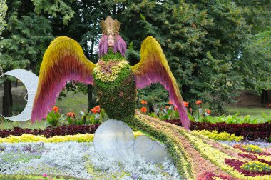 Singing Field belediye parkında çiçek yerleştirme seti. 18 Ağustos 2018. Kyiv, Ukrayna