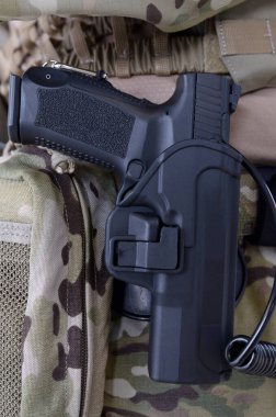 Özel kuvvetler askerinin kalçasında tabanca kılıfı var..