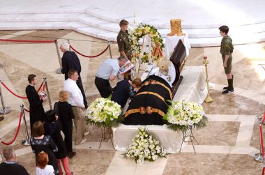 Cemaat mensupları merhuma son kez veda ediyor. Ukrayna Katolik Kilisesi 'nin başpiskoposu Liubomyr Huzar' ın cenazesi. 5 Mayıs 2017. Kyiv, Ukrayna