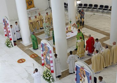 Cenaze töreni sırasında Katolik kilisesinde hizmet veren din adamları. 5 Mayıs 2017. Kyiv, Ukrayna