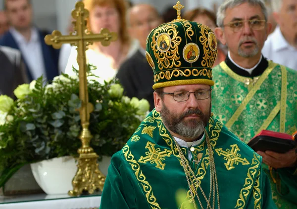 Sviatoslav Shevchuk, Ukrayna Katolik Kilisesi Başpiskoposu, bir kilisede hizmet veriyor. 5 Mayıs 2017. Kyiv, Ukrayna