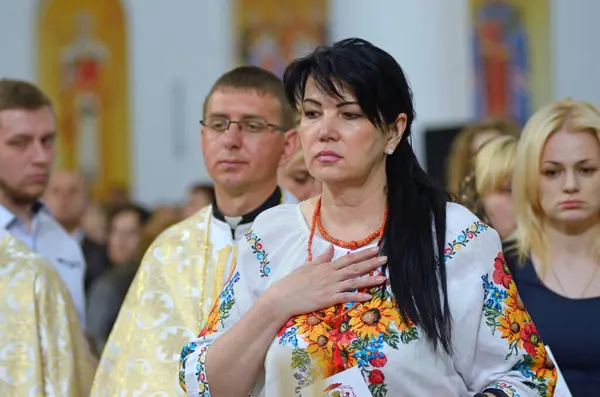 Jonge Vrouw Oekraïense Nationale Shirt Parochianen Geven Laatste Afscheid Van — Stockfoto