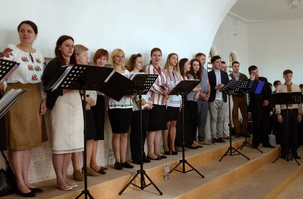 Kerkkoor Jonge Vrouwen Mannen Zingen Tijdens Begrafenis Oekraïense Katholieke Kerk — Stockfoto