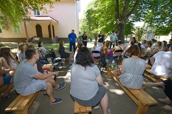 妊娠中の女性とその夫のグループは ベンチに座って市内の公園で講師に耳を傾けます 2019年6月25日 ウクライナのキエフ — ストック写真