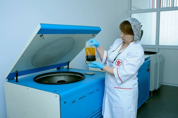 Assistente Laboratorio Donna Che Tiene Contenitore Con Plasma Sanguigno Globuli — Foto Stock