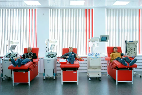 Mężczyźni Leżą Łóżkach Dawców Pobierają Krew Pobierają Próbki Krwi Miejska — Zdjęcie stockowe