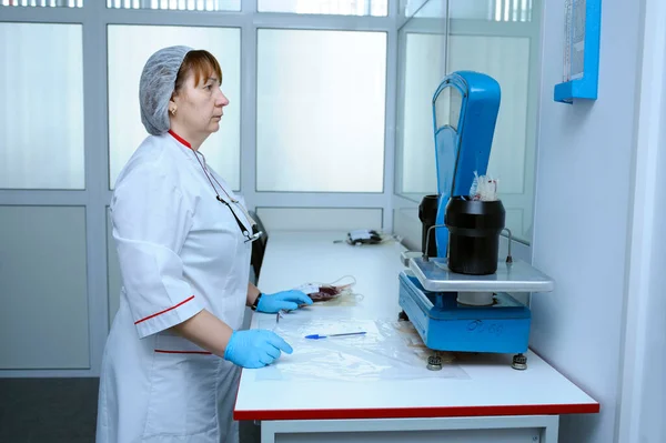 Asistente Laboratorio Mujer Trabajando Con Balanza Sosteniendo Recipientes Con Sangre — Foto de Stock