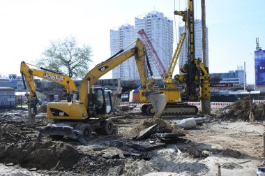 İnşaat alanı, kazıcılar kazıyor. Shuliavskiy üstgeçidinin yıkımı. 17 Nisan 2019. Kyiv Ukrayna