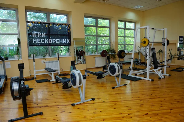 陆军斑点俱乐部的健身室 配备了由概念公司和Fitex公司生产的杠铃 哑铃和运动锻炼机 2018年10月25日 乌克兰基辅 — 图库照片
