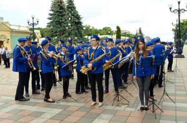 Çocuklar bando orkestrası bir meydanda müzik çalıyor, orkestra şefi önde. Pirinç orkestraları festivali. 22 Ağustos 2017. Kyiv, Ukrayna