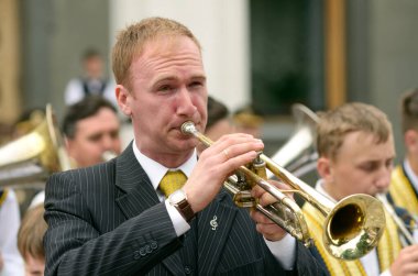 Trompet çalan bir bandonun trompetçisi. Pirinç orkestraları festivali. 22 Ağustos 2018. Kyiv, Ukrayna