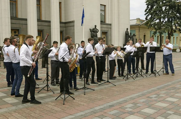 指揮者の広場で音楽を演奏する子供たちの真鍮オーケストラ 吹奏楽の祭典 2017年8月22日 ウクライナのキエフ — ストック写真