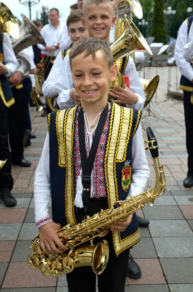 Kleiner Junge Saxofonist Spielt Musik Mit Saxophon Festival Der Blasorchester — Stockfoto