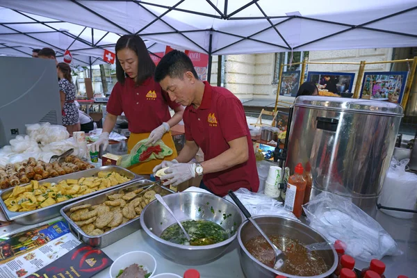 Asiatiske Kokke Madlavning Måltider Køkkenet Den Asiatiske Street Food Restaurant - Stock-foto