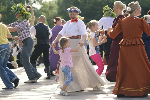 Männer Und Frauen Lettischen Nationaltrachten Tanzen Und Feiern Den Jan — Stockfoto
