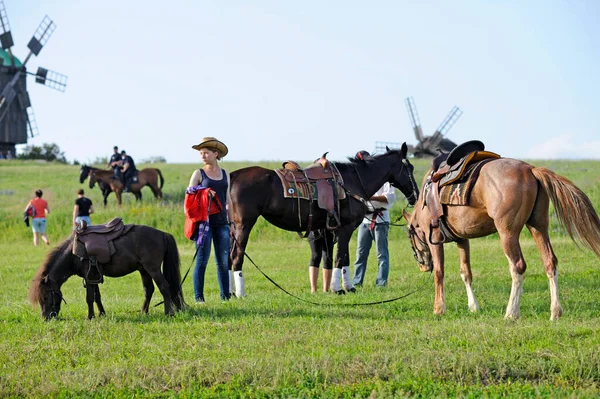 Genç bir kız otlakta at otlatıyor. 18 Haziran 2021. Pyrogove, Kyiv, Ukrayna