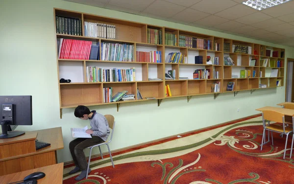 Aula Medrese Niño Musulmán Sentado Escritorio Escuela Leyendo Libro Octubre — Foto de Stock