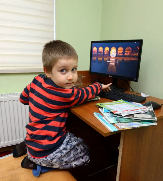 Computerraum Der Medrese Kleiner Junge Sitzt Vor Dem Bildschirm Eines — Stockfoto
