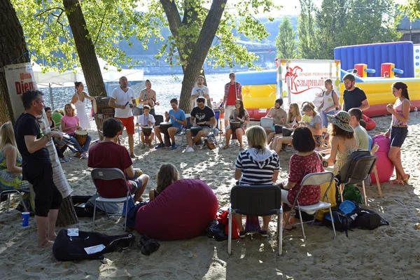 Ludzie Siedzą Ziemi Słuchają Kazań Guru Parku Miejskim Festiwal Vedalife — Zdjęcie stockowe