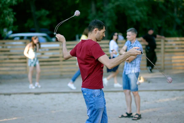Homem Praticando Malabarismo Com Bolas Parque Cidade Fest Vedalife Julho — Fotografia de Stock