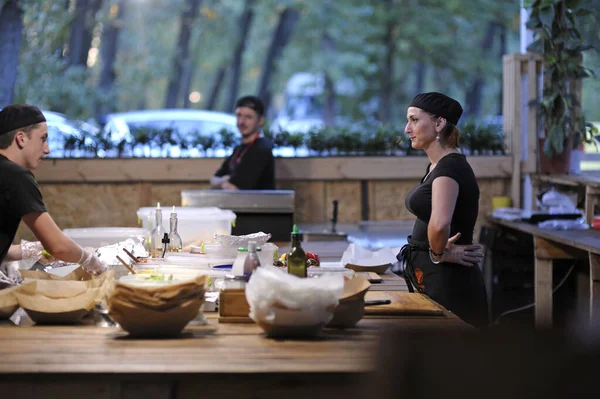 Bir Restoranın Mutfağında Yemek Hazırlarken Iletişim Kuran Aşçılar Vedalife Festivali Stok Resim