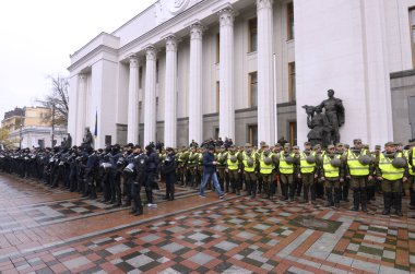 Ukrayna Ulusal Muhafız Birliği askerleri yolsuzlukla mücadele toplantısında Ukrayna parlamentosunun binasını koruyorlar. 17 Ekim 2017. Kyiv, Ukrayna
