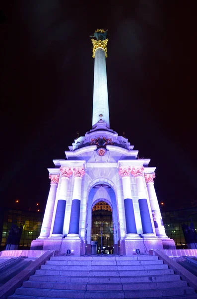 Monumento Independencia Iluminado Por Noche Maidan Nezalezhnosti Kiev Ucrania Fotos de stock libres de derechos