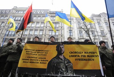 Askeri üniformalı adamlar İtalya büyükelçiliğinin önünde Rusya-Ukrayna savaşına katılan Vitalii Markiv 'in serbest bırakılmasını talep ediyorlar. 8 Mart 2018. Kyiv, Ukrayna