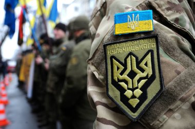 Kulchitsky tabur savaşçısı, Ukrayna bayrağı ve asker kolunda arması. 8 Mart 2018. Kyiv, Ukrayna