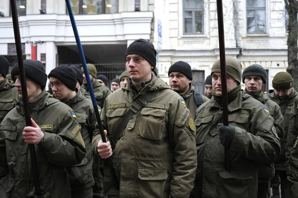 軍服の兵士が街頭で抗議する旗を掲げている 2018年3月8日 キエフ ウクライナ — ストック写真