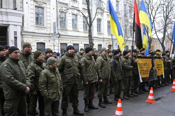 身着军服的男子站在意大利大使馆前 要求将俄罗斯 乌克兰战争的参与者维塔利 马尔库夫从狱中解救出来 2018年3月8日 乌克兰基辅 — 图库照片