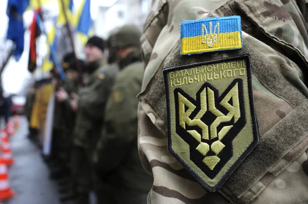 Kulchitsky tabur savaşçısı, Ukrayna bayrağı ve asker kolunda arması. 8 Mart 2018. Kyiv, Ukrayna